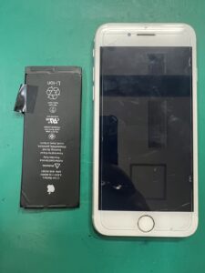 【八幡東店】iPhone8のバッテリー交換修理【10/24 NEW OPEN】