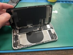 【八幡東店】iPhoneSE(第2世代)のバッテリー交換修理【10/24 NEW OPEN】