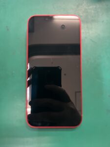 お客様から「最近バッテリーの減りがとても早く、1日持たなくなった」とのご相談をいただきました。 充電をしてもすぐに残量が減ってしまい、外出先で電源が落ちて困るとのことで、今回バッテリー交換のご依頼をいただきました。