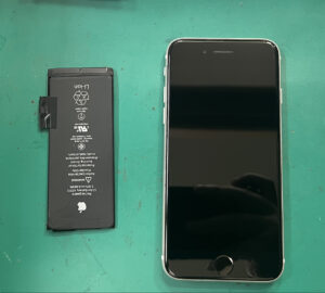 【八幡東店】iPhoneSE(第2世代)のバッテリー交換修理【10/24 NEW OPEN】