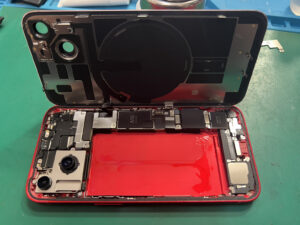 お客様から「最近バッテリーの減りがとても早く、1日持たなくなった」とのご相談をいただきました。 充電をしてもすぐに残量が減ってしまい、外出先で電源が落ちて困るとのことで、今回バッテリー交換のご依頼をいただきました。