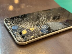 【八幡東店】iPhone SE(第3世代)の画面割れ修理　[若松区よりご来店]