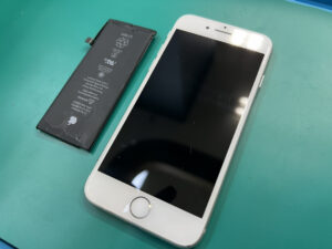 【八幡東店】iPhone8のバッテリー交換修理【八幡西区よりご来店】