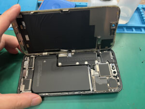 【八幡東店】iPhone15 Pro Maxのバッテリー交換修理【八幡西区よりご来店】