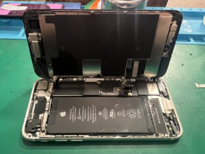 【八幡東店】iPhoneSE(第2世代)のバッテリー交換修理[小倉南区よりご来店]