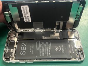 【八幡東店】iPhone SE(第二世代)のバッテリー交換修理[小倉南区よりご来店]