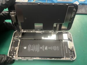【八幡東店】iPhone SE(第二世代)のバッテリー交換修理[小倉南区よりご来店]