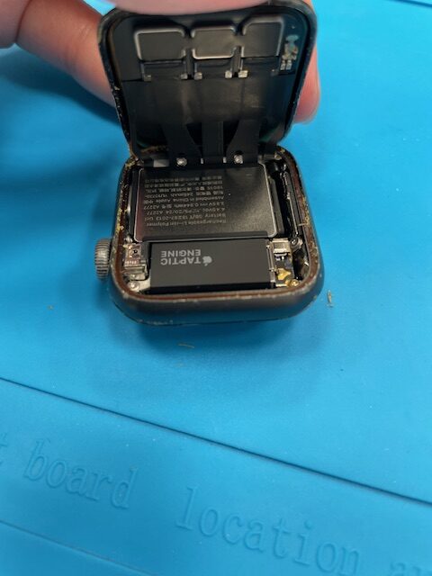 【八幡東店】AppleWatchSE 40mmバッテリー交換【小倉北区よりご来店】